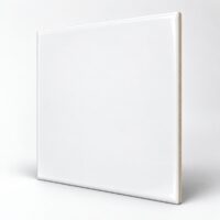 Azulejo ceramico de 20 cm inclinado, mostrando a espessura e a base da peca