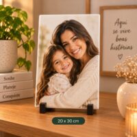 Azulejo personalizado de 20 por 30 cm com foto de mae e filha, apoiado na escrivaninha