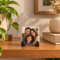 Azulejo personalizado de 4,5 cm com foto de familia, apoiado no suporte preto sobre a estante