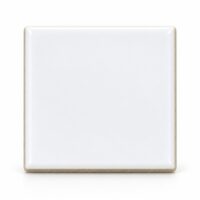 Azulejo ceramico branco de 4,5 por 4,5 cm com acabamento brilhante, visto de frente