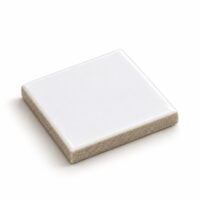 Azulejo ceramico de 4,5 cm inclinado, mostrando a espessura e a base da peca
