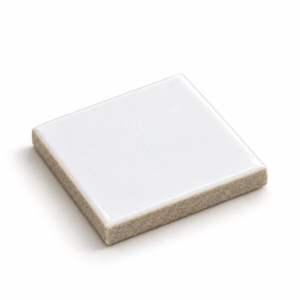 Azulejo Ceramico De 4,5 Cm Inclinado, Mostrando A Espessura E A Base Da Peca