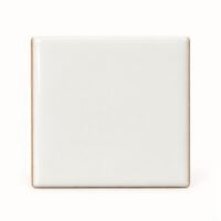 Azulejo ceramico branco de 7,5 por 7,5 cm com acabamento brilhante, visto de frente