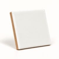 Azulejo ceramico de 7,5 cm inclinado, mostrando a espessura e a base da peca