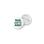 Botton personalizado de 3,2 cm com o texto Sua arte aqui, frente colorida e verso branco com alfinete