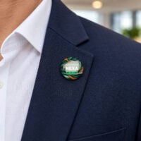 Botton personalizado de 3,2 cm aplicado na lapela de um paletó azul