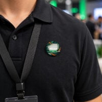 Botton personalizado de 3,2 cm aplicado em roupa com crachá de evento