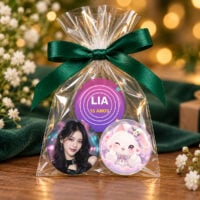 Kit de bottons personalizados de 3,2 cm embalado como lembrancinha