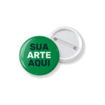 Botton personalizado de 4,4 cm com o texto Sua arte aqui, frente verde e verso branco com alfinete