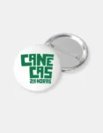 Mockup fotográfico de dois bottons redondos sobre fundo cinza. O botton da esquerda mostra a frente branca com o logotipo verde "Canecas 24 Horas". O botton da direita exibe o verso em metal prateado com alfinete de segurança.