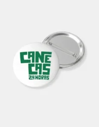 Mockup fotográfico de dois bottons redondos sobre fundo cinza. O botton da esquerda mostra a frente branca com o logotipo verde "Canecas 24 Horas". O botton da direita exibe o verso em metal prateado com alfinete de segurança.