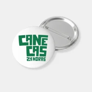 Mockup fotográfico de dois bottons redondos sobre fundo cinza. O botton da esquerda mostra a frente branca com o logotipo verde "Canecas 24 Horas". O botton da direita exibe o verso em metal prateado com alfinete de segurança.