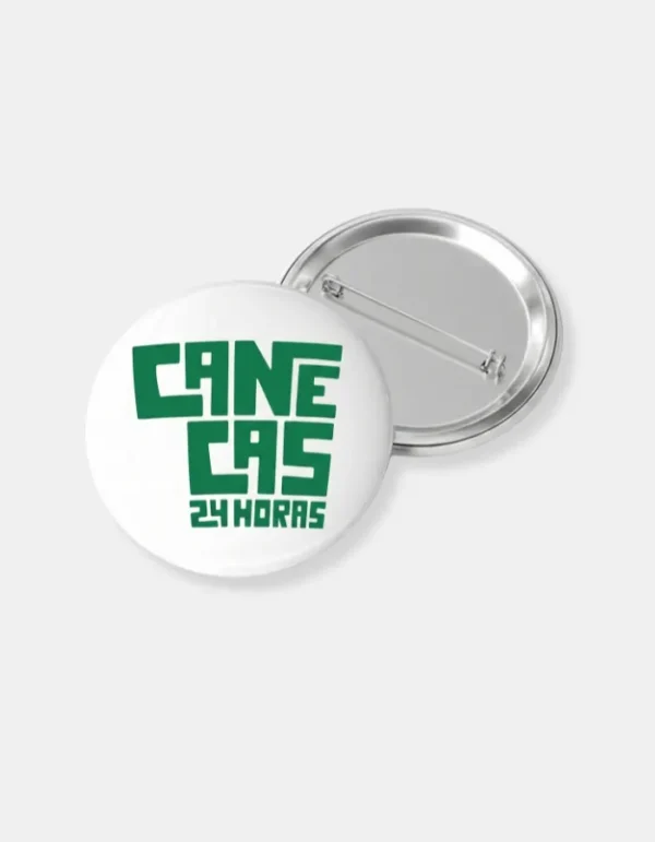 Botton Personalizado - Canecas 24 Horas Mockup Fotográfico De Dois Bottons Redondos Sobre Fundo Cinza. O Botton Da Esquerda Mostra A Frente Branca Com O Logotipo Verde &Amp;Quot;Canecas 24 Horas&Amp;Quot;. O Botton Da Direita Exibe O Verso Em Metal Prateado Com Alfinete De Segurança.
