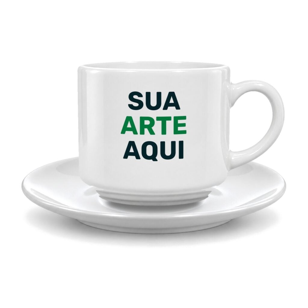 Xícara com pires branca personalizada com o texto Sua arte aqui, vista de frente sobre fundo branco