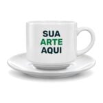 Xícara com pires branca personalizada com o texto Sua arte aqui, vista de frente sobre fundo branco