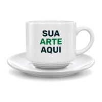 Xícara com pires branca personalizada com o texto Sua arte aqui, vista de frente sobre fundo branco
