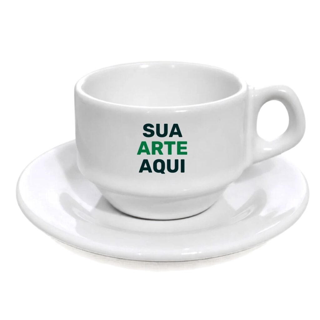 Xícara de cafezinho com pires, branca, personalizada com o texto Sua arte aqui, vista de frente sobre fundo branco