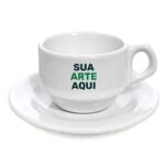 Xícara de cafezinho com pires, branca, personalizada com o texto Sua arte aqui, vista de frente sobre fundo branco