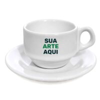 Xícara de cafezinho com pires, branca, personalizada com o texto Sua arte aqui, vista de frente sobre fundo branco