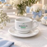 Xícara de cafezinho com pires personalizada com a arte Batizado do Miguel e a data, como lembrancinha na mesa de doces