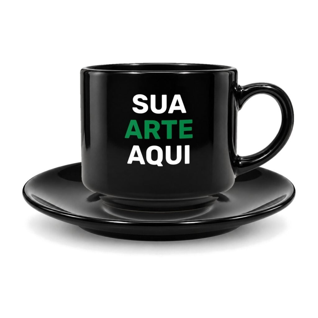 Xícara com pires preta personalizada com o texto Sua arte aqui, vista de frente sobre fundo branco