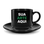 Xícara com pires preta personalizada com o texto Sua arte aqui, vista de frente sobre fundo branco