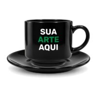 Xícara com pires preta personalizada com o texto Sua arte aqui, vista de frente sobre fundo branco