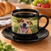 Detalhe da xícara com pires preta personalizada com a foto de um cachorro vira-lata caramelo