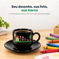 Xícara com pires preta personalizada com desenho de criança feito com giz de cera, ao lado de gizes coloridos