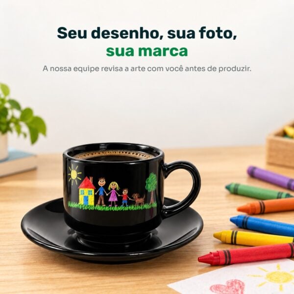 Xícara Com Pires Preta Personalizada Com Desenho De Criança Feito Com Giz De Cera, Ao Lado De Gizes Coloridos