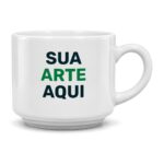 Xícara branca personalizada com o texto Sua arte aqui, vista de frente sobre fundo branco