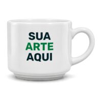 Xícara branca personalizada com o texto Sua arte aqui, vista de frente sobre fundo branco
