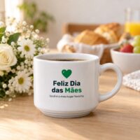 Xícara branca personalizada com a arte Feliz Dia das Mães e um coração verde, no café da manhã com flores