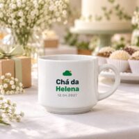Xícara branca personalizada com a arte Chá da Helena e a data, como lembrancinha do chá de bebê