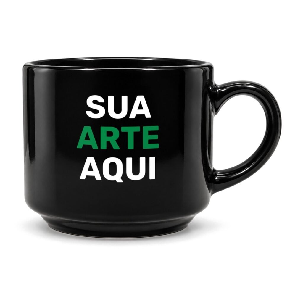 Xícara preta personalizada com o texto Sua arte aqui, vista de frente sobre fundo branco
