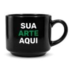 Xícara preta personalizada com o texto Sua arte aqui, vista de frente sobre fundo branco