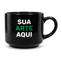 Xícara preta personalizada com o texto Sua arte aqui, vista de frente sobre fundo branco