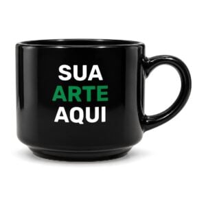 Xícara preta personalizada com o texto Sua arte aqui, vista de frente sobre fundo branco