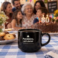 Xícara preta personalizada com a arte Parabéns, vó Lúcia, 80 anos de muito amor, na festa de aniversário