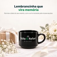 Xícara preta personalizada com os nomes Júlia e Rafael e a data do casamento, como lembrancinha